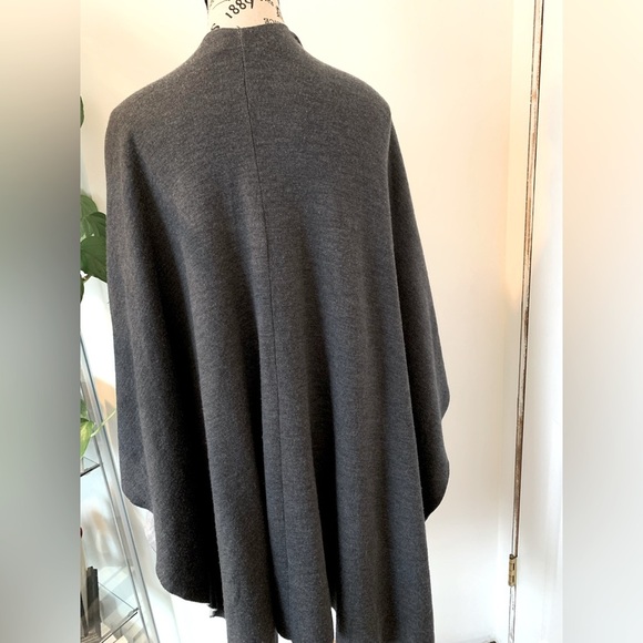 ARITZIA BABATON Wrap/Shawl - Picture 7 of 8